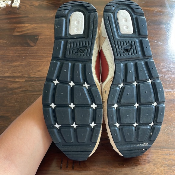 NIKE- RETRO “VENTURE RUNNER” SNEAKER - Picture 4 of 4